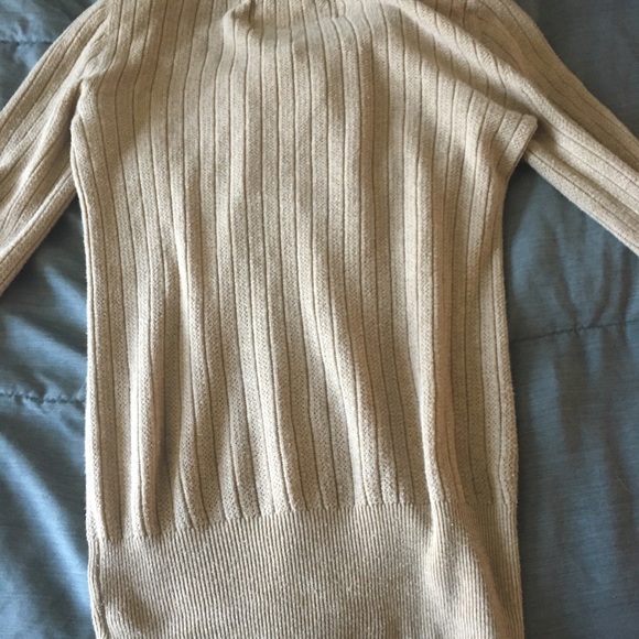American Eagle Long sleeve too - Picture 3 of 3